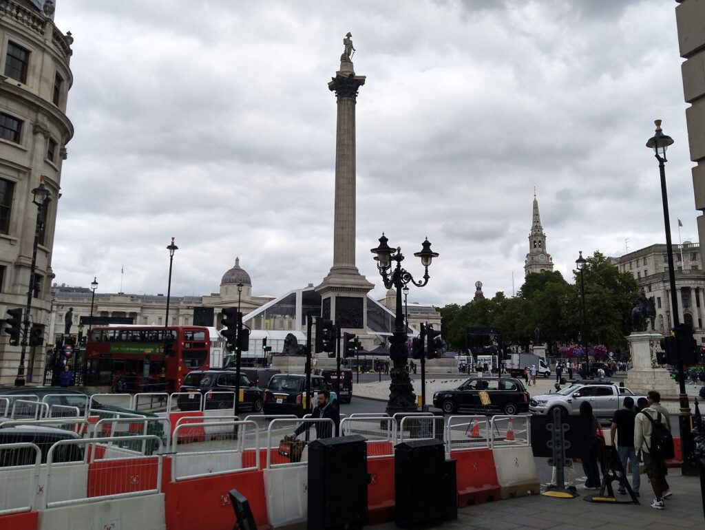 Trafalgar Square in London with Nelson's column and chaotic traffic, photo by Sophie Huijts