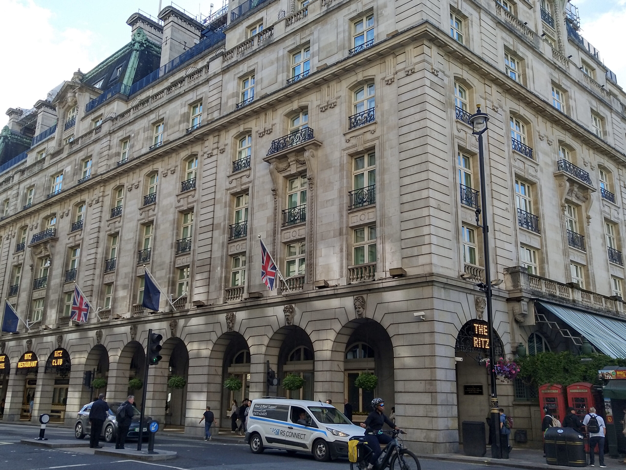 Join me The Ritz Hotel in London, photo by Sophie Huijts