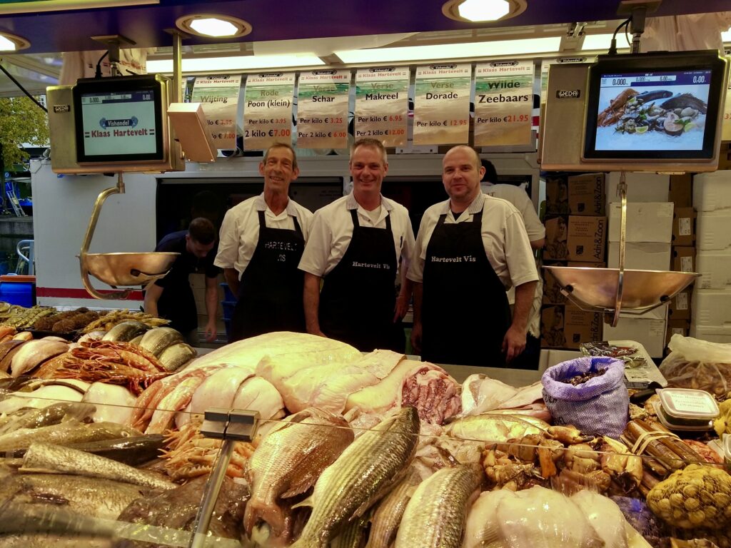 Fishmongers at the Leiden market, photo by Sophie Huijts